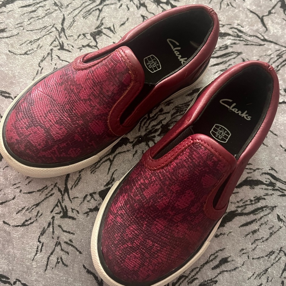 Unisex CLARKS loafers in plum leather with snakeskin textured toes.